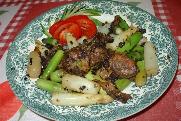 Соте из сморчков и спаржи с эстрагоном
