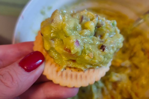 Соус из авокадо, помидора и лука