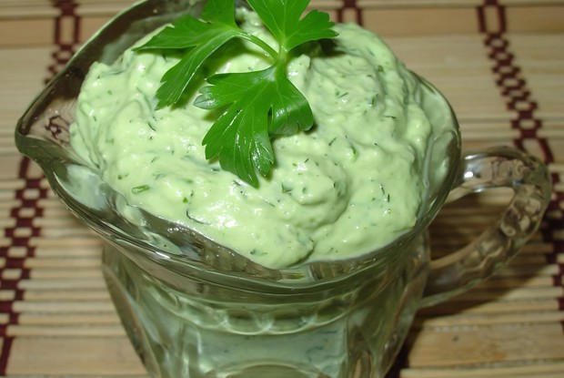 Соус из авокадо с чесноком к мясу и птице