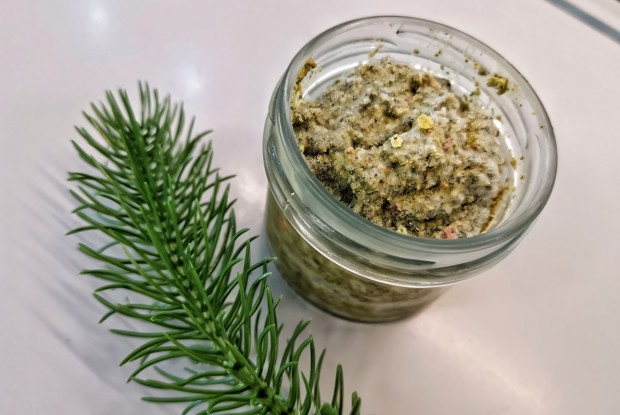 Соус песто из пряных трав с орехами
