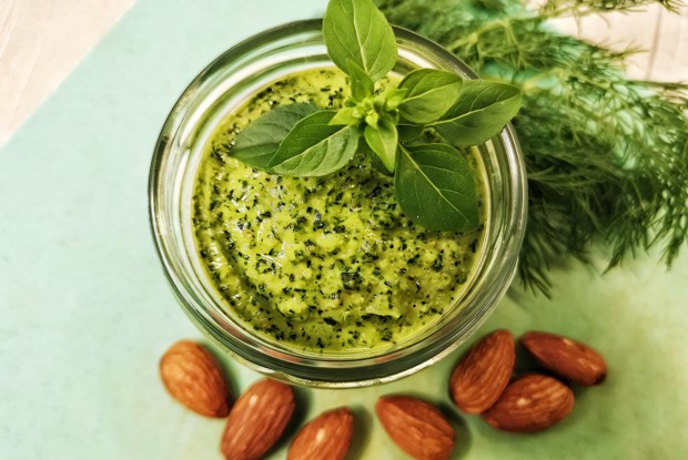 Соус песто из трех видов орехов