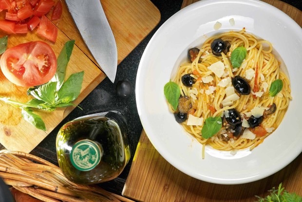 Спагетти алла путтанеска с анчоусами