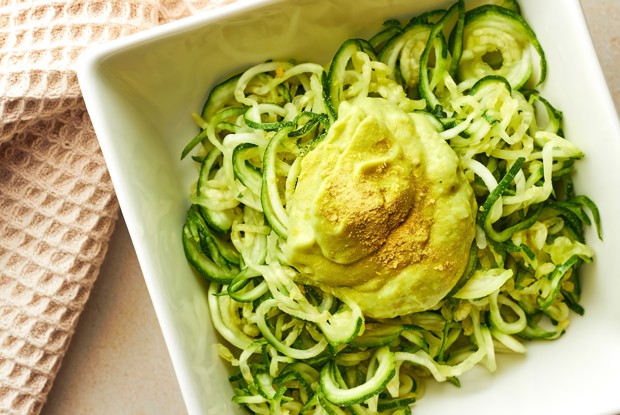 Спагетти из цукини с миндальным песто и авокадо