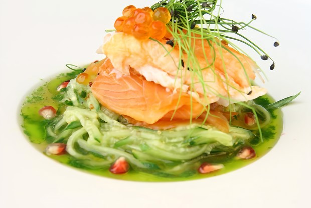 Спагетти из огурца с копченой форелью, камчатским крабом и соусом из оливкового масла, уксуса и кленового сиропа