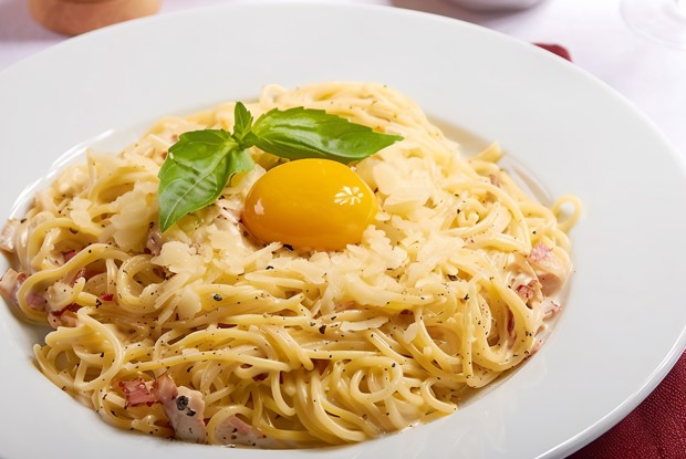 Спагетти карбонара с беконом и яйцом