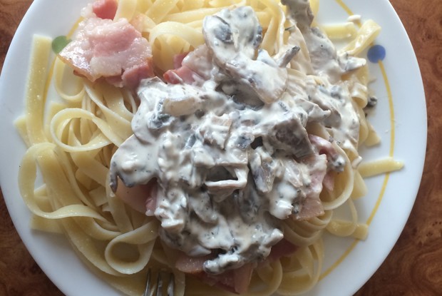 Спагетти карбонара с шампиньонами