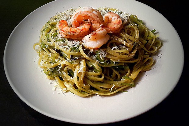 Спагетти с чукой и креветками
