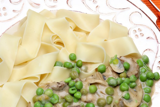Спагетти с горошком и белыми грибами