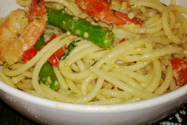 Спагетти с креветками и спаржей