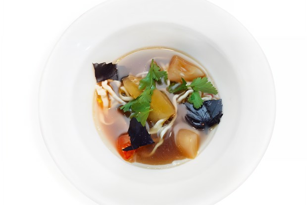 «Спагетти» с креветочным консоме и солеными помидорами