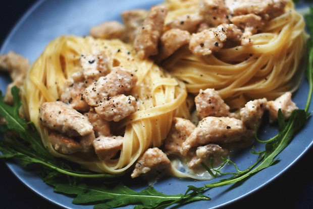 Спагетти с курицей в молочном соусе