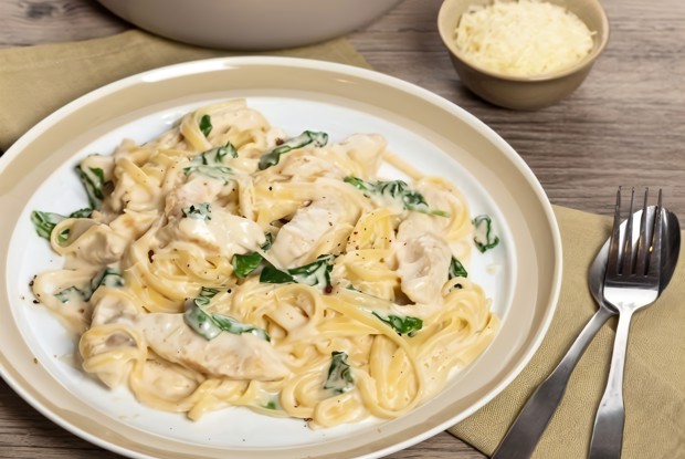 Спагетти с курицей в сметаном соусе