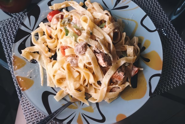 Спагетти с лососем и спаржей в сливочном соусе