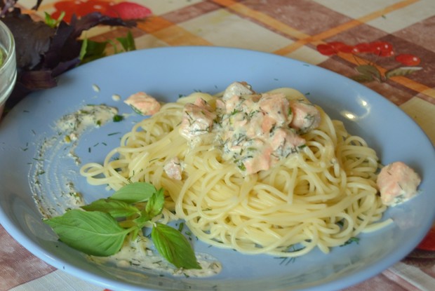 Спагетти с лососем в сметанно-сливочном соусе