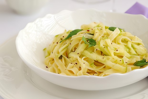 Спагетти с молодым картофелем и цукини