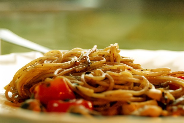 Спагетти с морепродуктами и помидорами черри