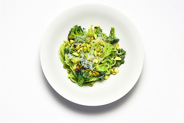 Спагетти с песто из фисташек и брокколи