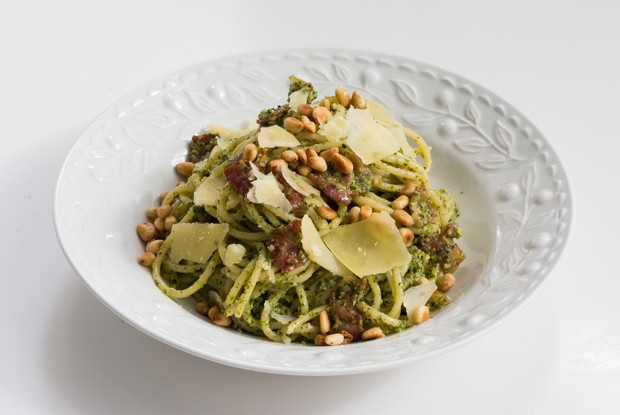 Спагетти с песто из трав