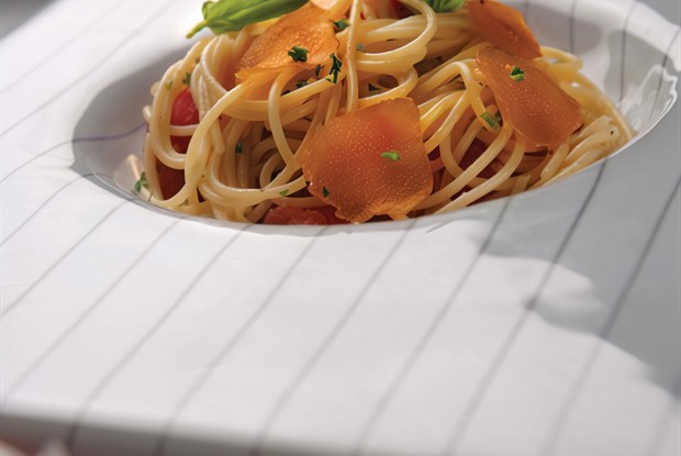 Спагетти с помидорами черри и боттаргой