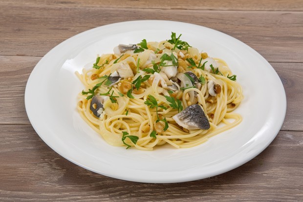 Спагетти с сибасом, изюмом и кедровыми орешками