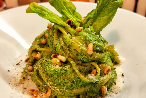 Спагетти со шпинатом и кедровыми орехами