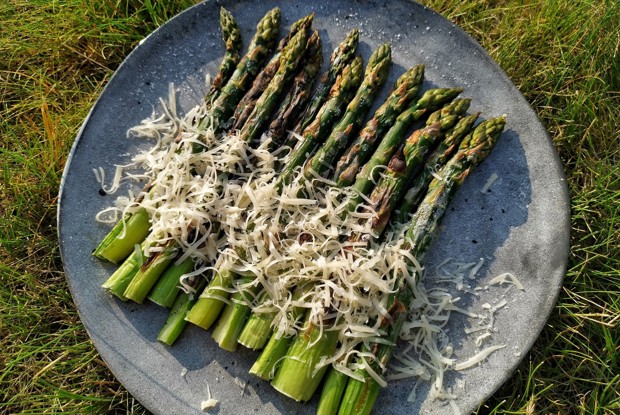 Спаржа на гриле