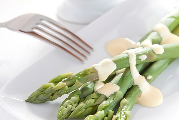 Спаржа под кремом с эстрагоном