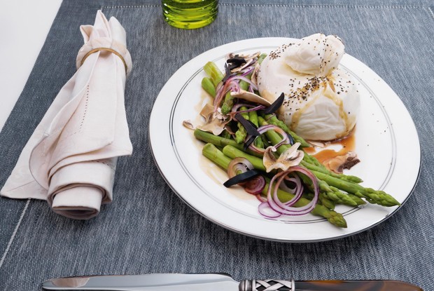 Спаржа с бурратой и соусом из хересного уксуса и меда