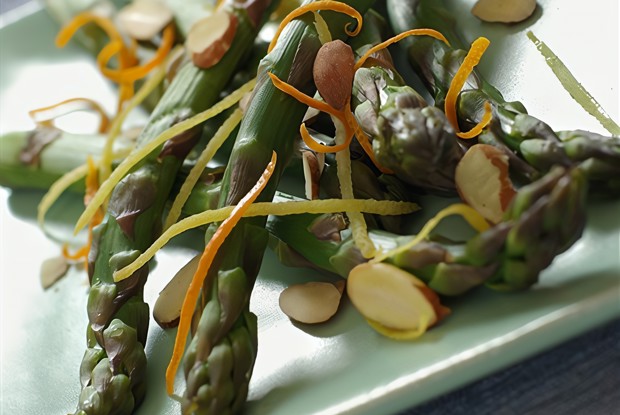 Спаржа с миндалем