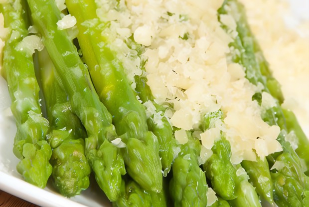 Спаржа с оливковым маслом и пармезаном