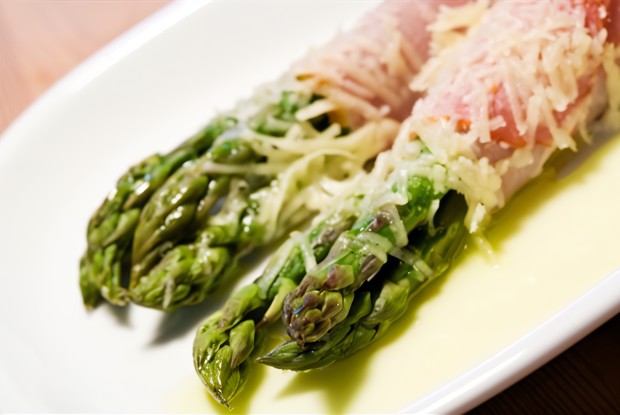 Спаржа с пармезаном и беконом