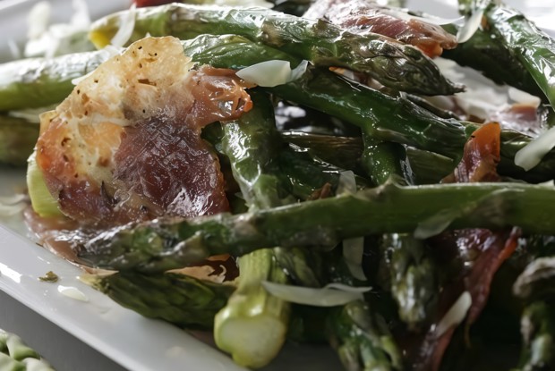 Спаржа с пармской ветчиной