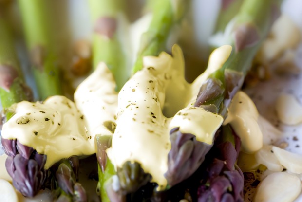 Спаржа с винегретом из фундука