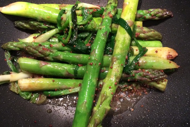 Спаржа с зеленым луком на гриле