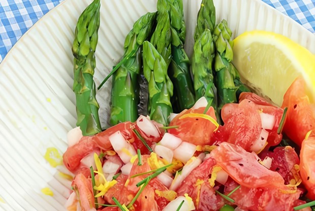 Спаржа со свежим соусом из помидор и зеленого лука