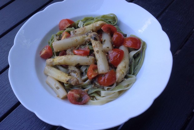 Спаржа в медово-горчичном соусе