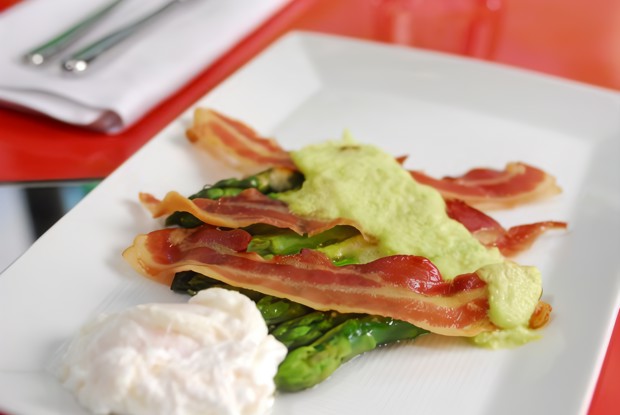 Спаржа, запеченная с пармезаном, яйцами пашот и прошутто