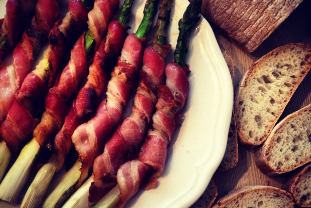 Спаржа, запеченная в беконе