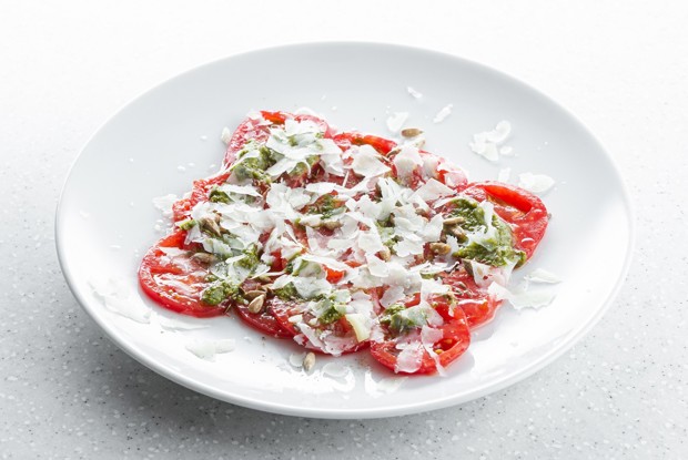 Спелые томаты с овечьим сыром и щавелевым песто