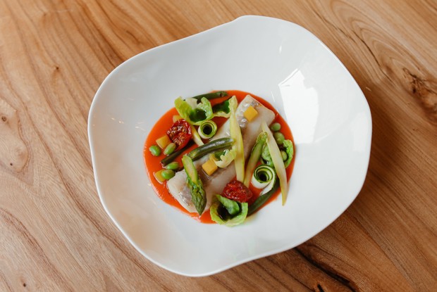 Спинка трески с соусом и  разными овощами