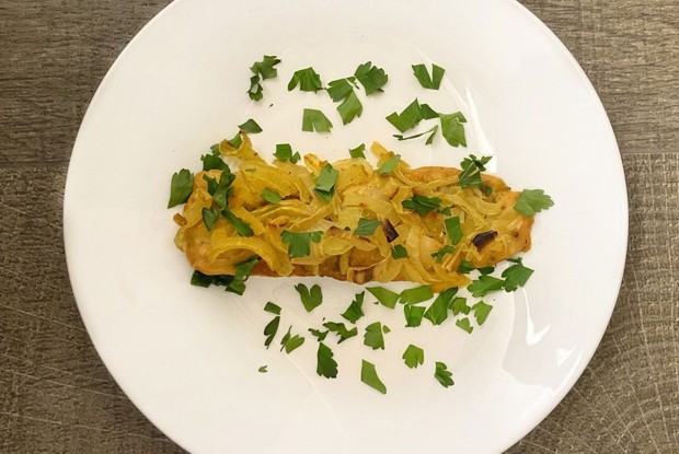 Горбуша в фольге с маринованным луком