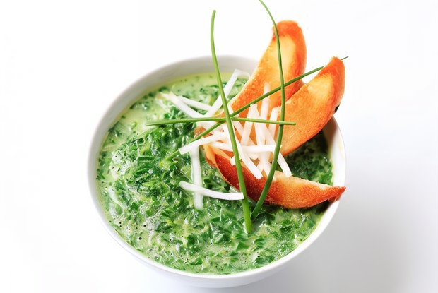 Спред из шпината, феты и кедровых орешков