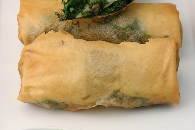 Спринг-ролл с пряными травами и йогуртовым соусом