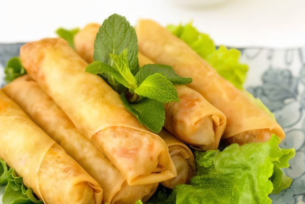 Спринг-роллы с крабами по-вьетнамски с листьями мяты и сладким соусом чили