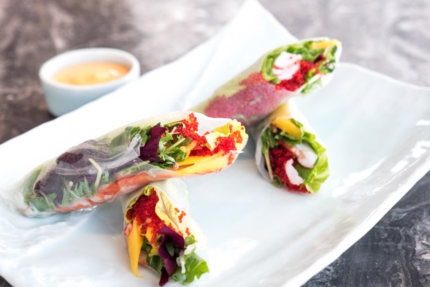 Спринг-роллы с креветками и манго