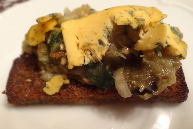 Средиземноморская баклажанная икра с сыром на тостах из черного хлеба