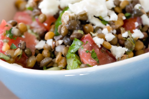 Средиземноморский салат из чечевицы