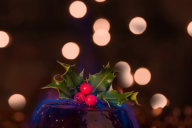 Староирландский фламбированный рождественский пудинг с виски и сухофруктами