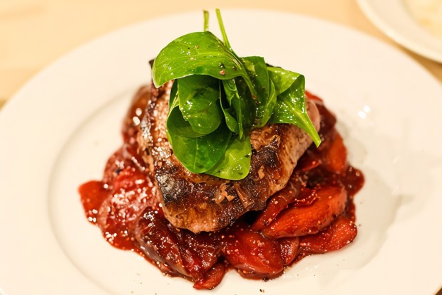 Стейк c инжиром и яблокам в винном соусе