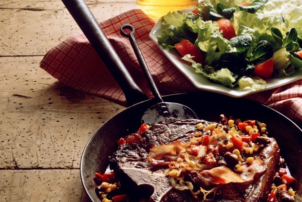 Стейк говяжий с розмарином и пюре из белой фасоли